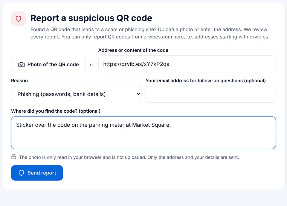 Formulaire de signalement d’un QR code suspect avec adresse, motif hameçonnage, lieu de découverte et le bouton d’envoi.
